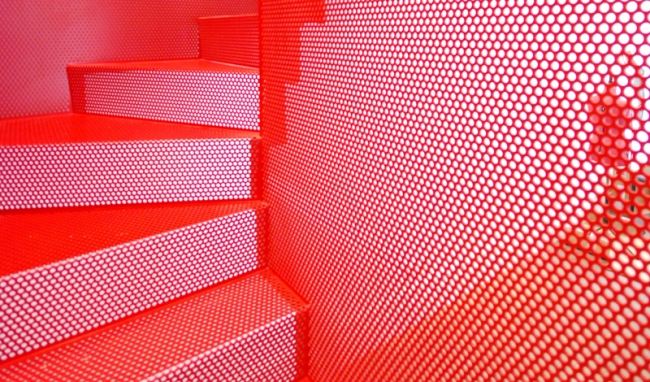 Röda transparenta steg upphängda inre trappor moderna designidéer