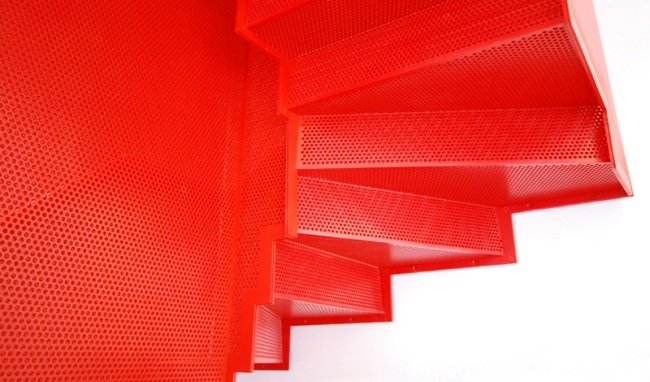 Röda trappor designar moderna stålplåt perforerade steg