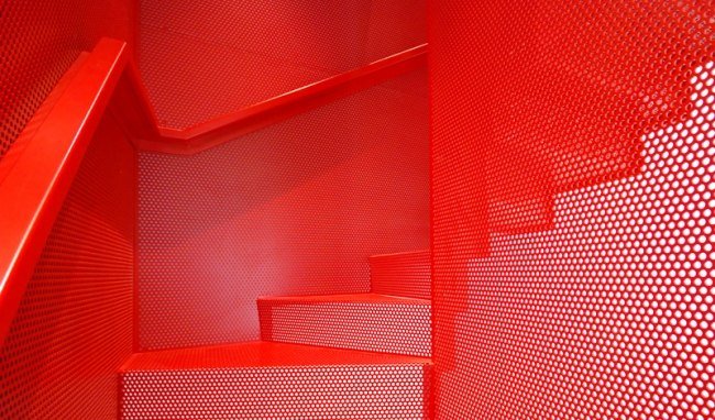 Invändig trappa Modern stålplåt Kadmiumröd Do Ho Suh -installation