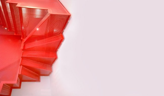 Rött trappsteg räcke perforerad stålplåtkonstruktion transparent