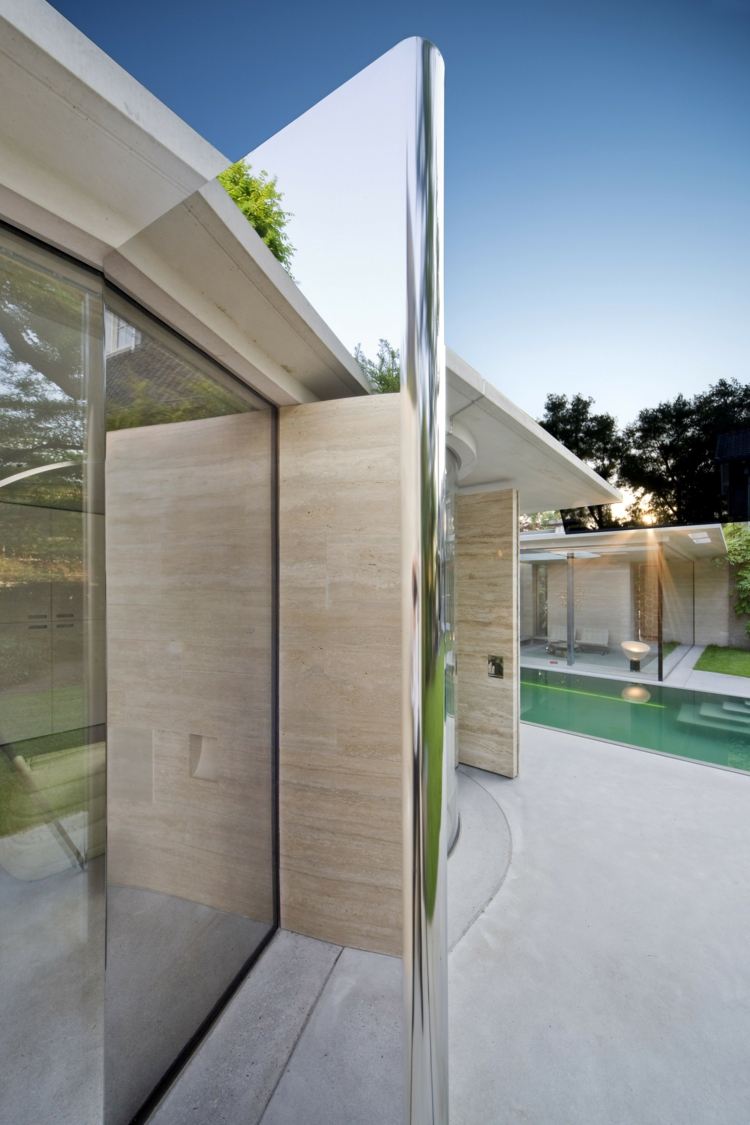 rundad-vägg-utomhus-idé-natursten-beklädnad-betong-look-golv