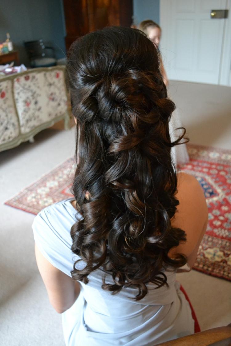 hår halvöppet frisyr lockar pin up bal styling
