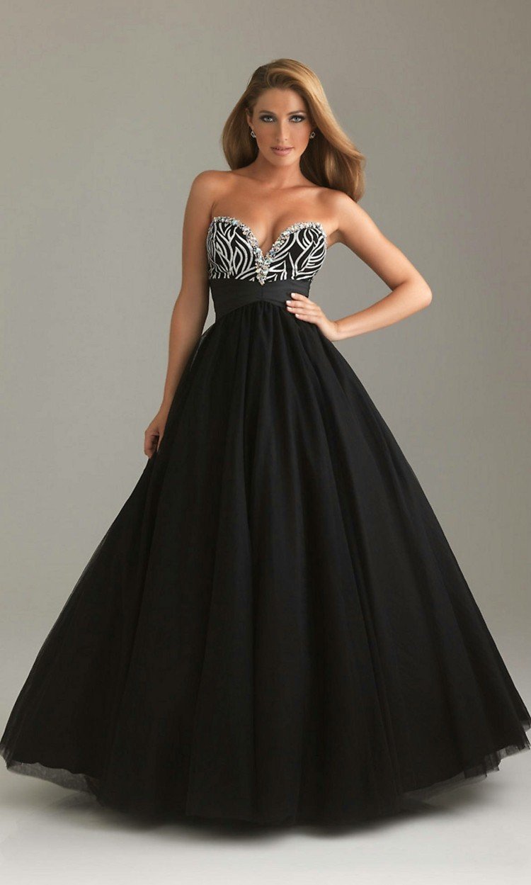elegant svart klänning prom decollete broderi silver långt snitt