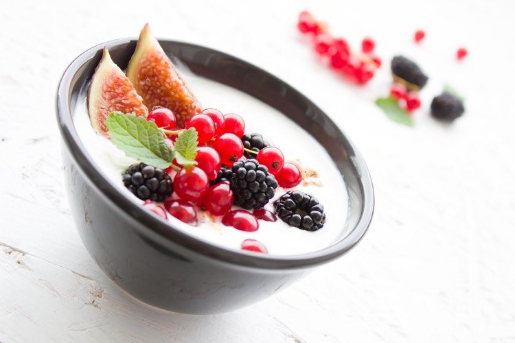 gå ner i vikt-proteiner-lågkolhydrat-frukost-yoghurt-bär-frukt