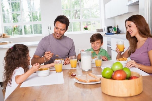 familjen lagar frukost tillsammans med barnen
