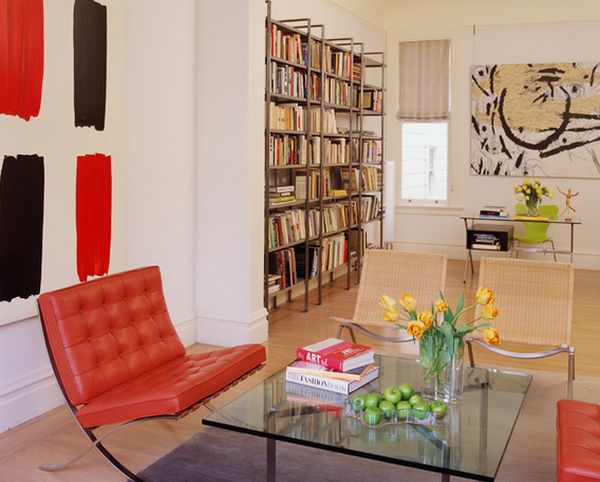 Hemmakontor vardagsrum inredning idéer väggdekoration svart-röd fåtölj-glas soffbord