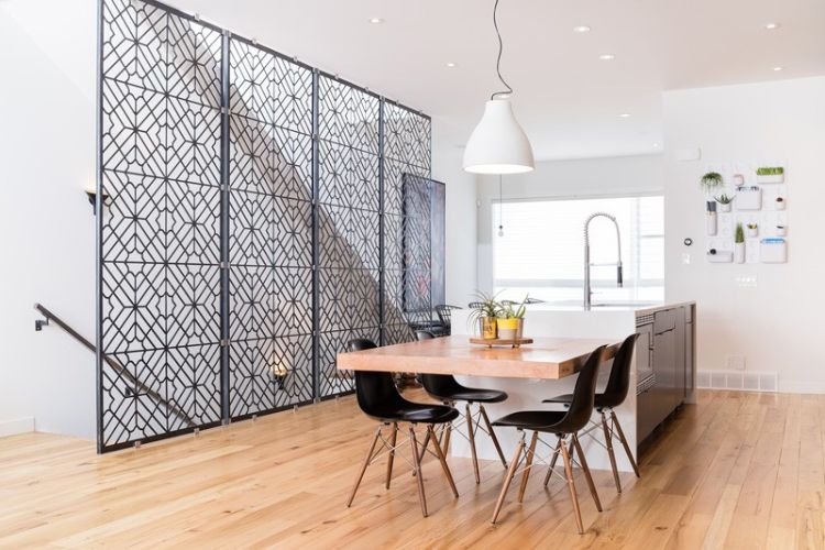 Fallskydd trappa grind metall orientaliskt mönster matbord modern minimalistisk skandinavisk design kök ö diskbänk
