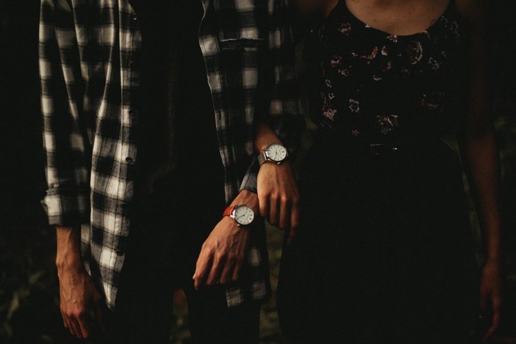 Kvinnor och män bär samma armbandsur i unisexdesign