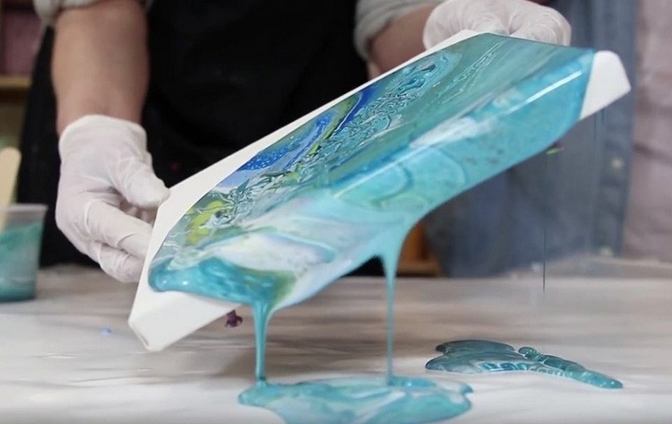 Luta duken och applicera akrylfärger på ytan för måleriska resultat