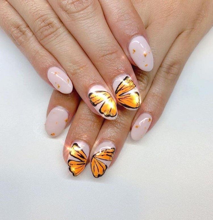 korta akrylnaglar nageldesignidéer sommar nageltrender fjärilsnaglar