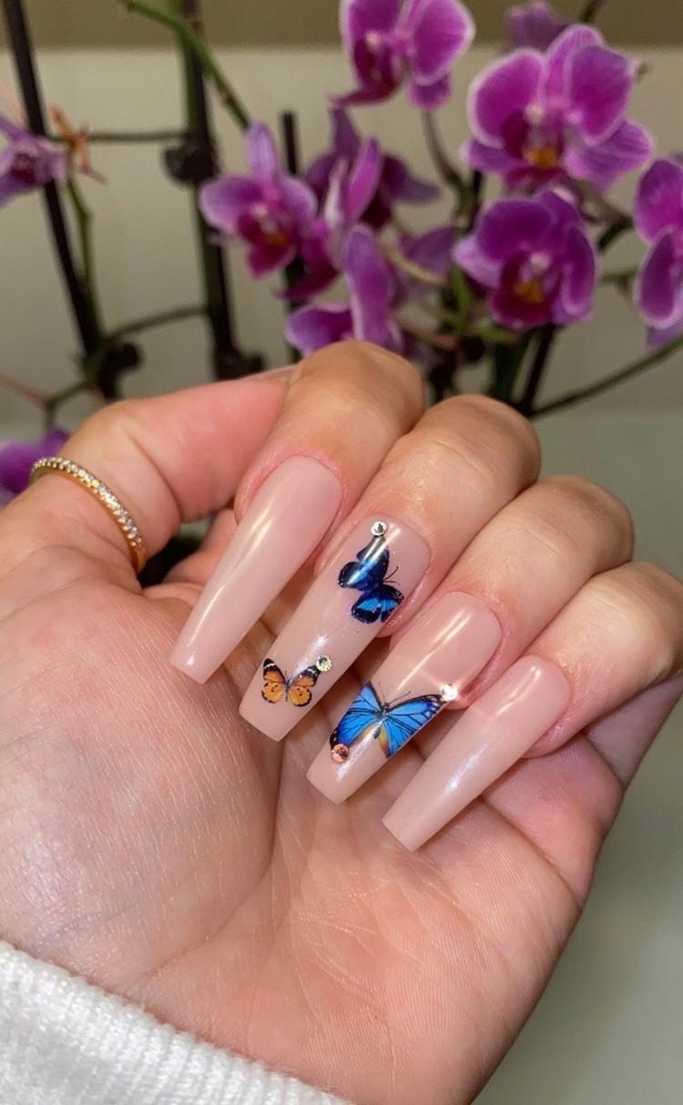 Naken nageldesign idéer fjäril naglar trend akryl naglar sommaren 2020