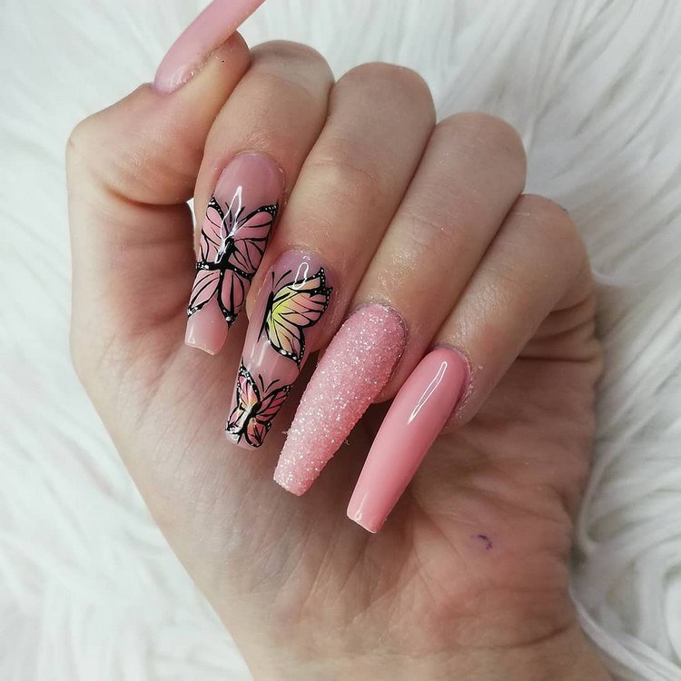 Pastellrosa nageldesignidéer Fjärilspikar Nageltrender Sommar