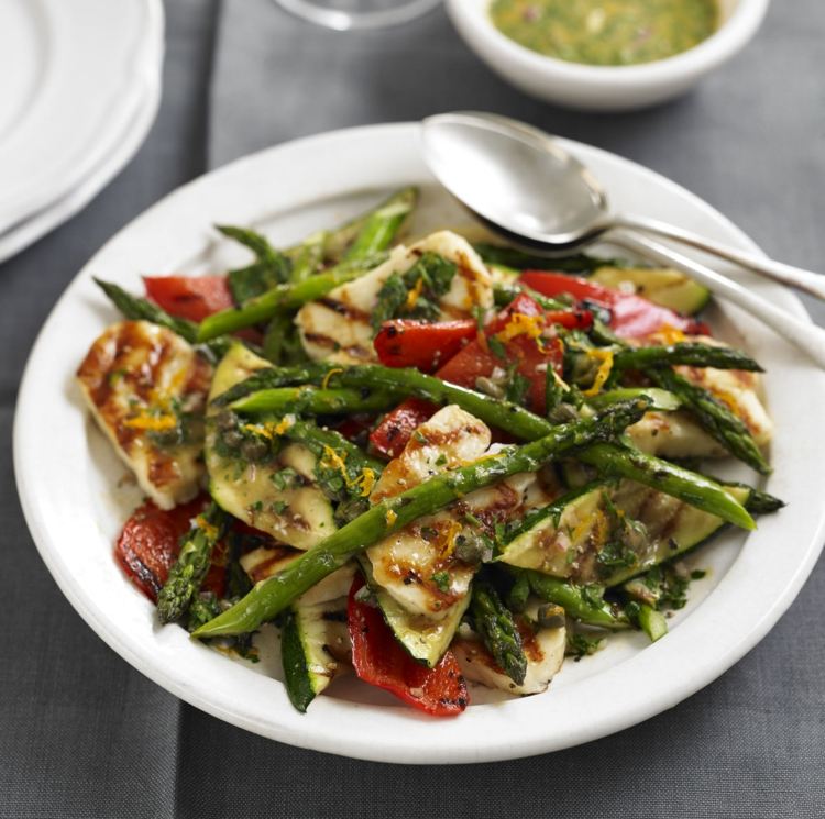 actifry-recept-zucchini-paprika-sparris-grön-grillad ost-halloumi-pesto-tallrik-sked-skål-sås