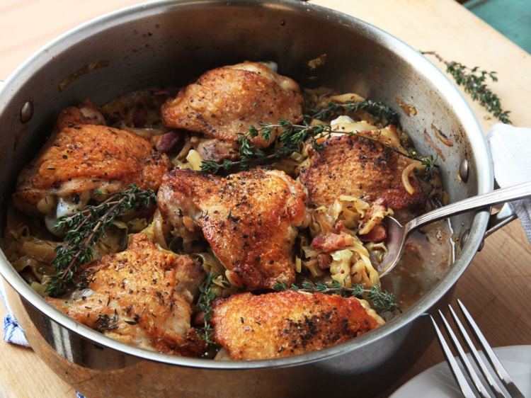 actifry-recept-kycklingbitar-skinn-örter-timjan-kvistar-mage-bacon-tärnad-träbord
