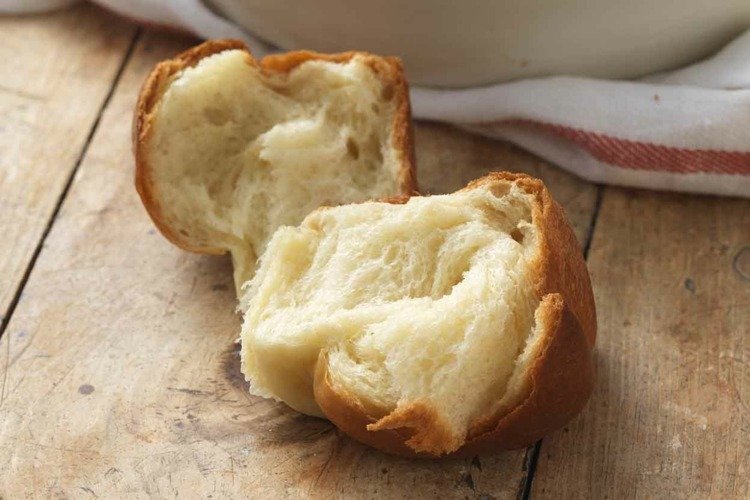 actifry-recept-rullar-bakade-mjuka-små-fest-mellanmål-frukost-kökshanddukar-vit-röd-bords-trä