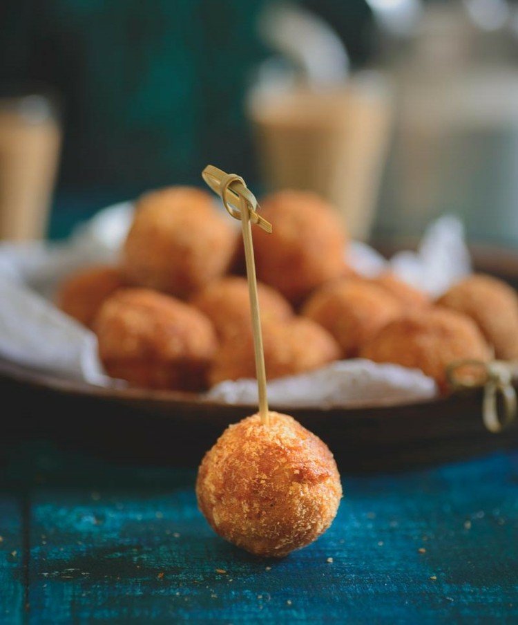 actifry-recept-ricotta-bollar-snacks-ätpinnar-tallrik-bordsduk-blå-små-runda-panerade-brödsmulor