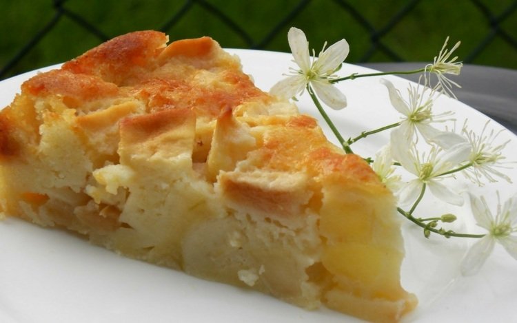 actifry-recept-tårta-äpple-skivad-dessert-söt-bit-tallrik-blommor-vit-kvist-fin