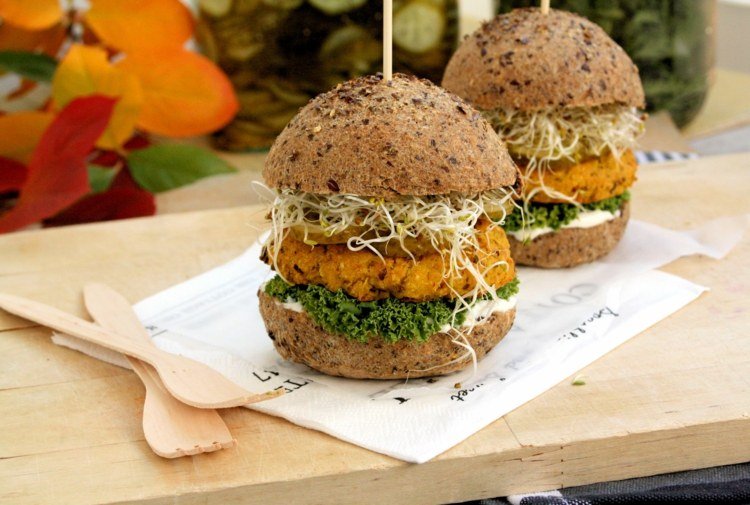 actifry recept burger-pumpa-pannkakor-grönsaksbladssallad-gaffel-skärbräda-sås-fullkornsrullar