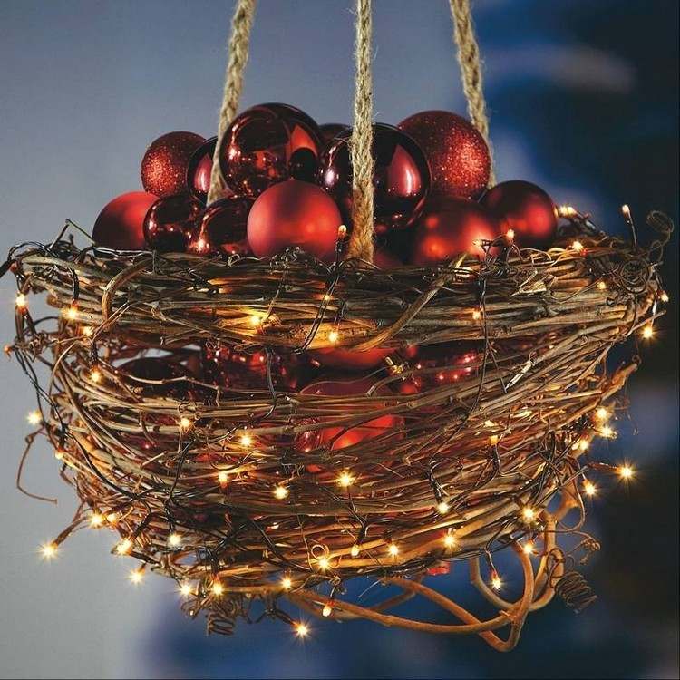 advent-dekoration-gör-dig-själv-korg-vid-rankor-älvlampor-röda glasbollar