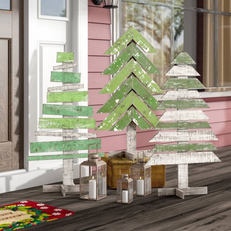 Juldekoration på utsidan av trä DIY idé till en julgran av vittrad staket