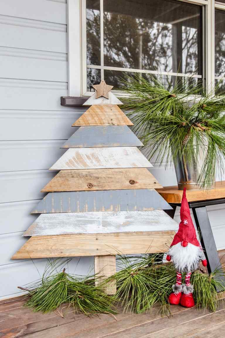 Gör din egen julpynt av trä för utsidan Bygg en julgran av europallar