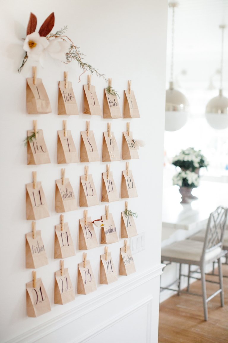 Gör din egen adventskalender och fäst brödpåsar på köksväggen med klädnypor