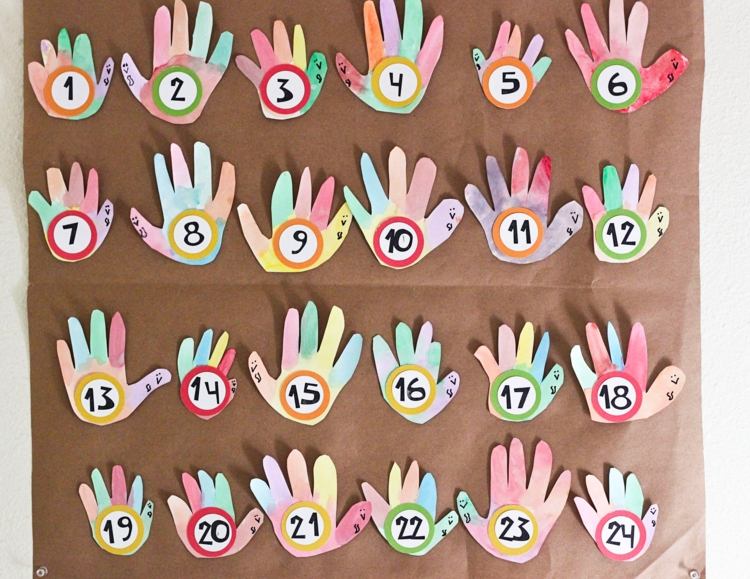 adventskalender gjord av papper handavtryck tinker barn färgglada färger