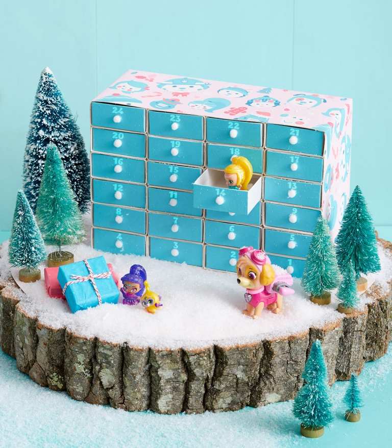 Adventskalendrar från tändsticksaskar gör idéer till festliga juldekorationer på trädstammens tändsticksaskar i en låda med en dörr