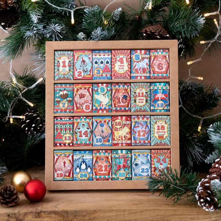 Gör julpynt själv Använd vintage spelkort som dekoration