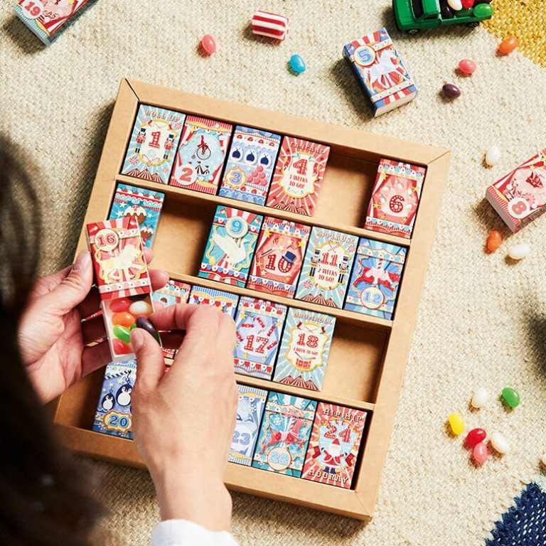 Tinker adventskalendrar dekorerar tändsticksaskar med vintage spelkort