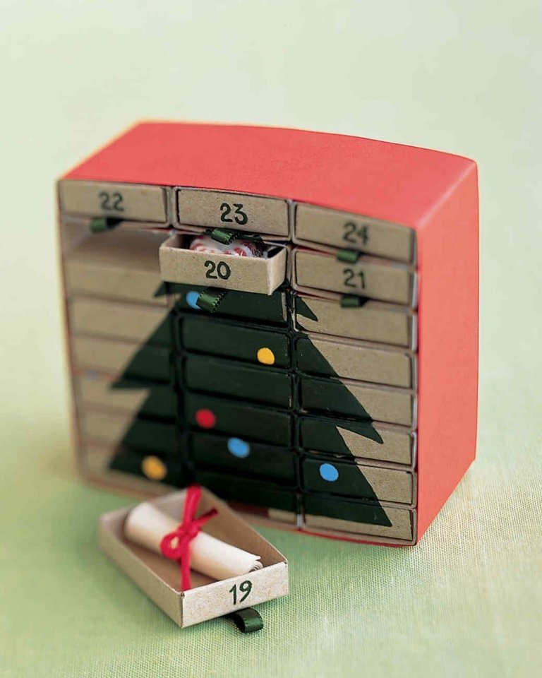Gör din egen adventskalender av tändsticksaskar och fyll i DIY -idéer för juldekorationer av tändsticksaskar i en liten presentförpackning