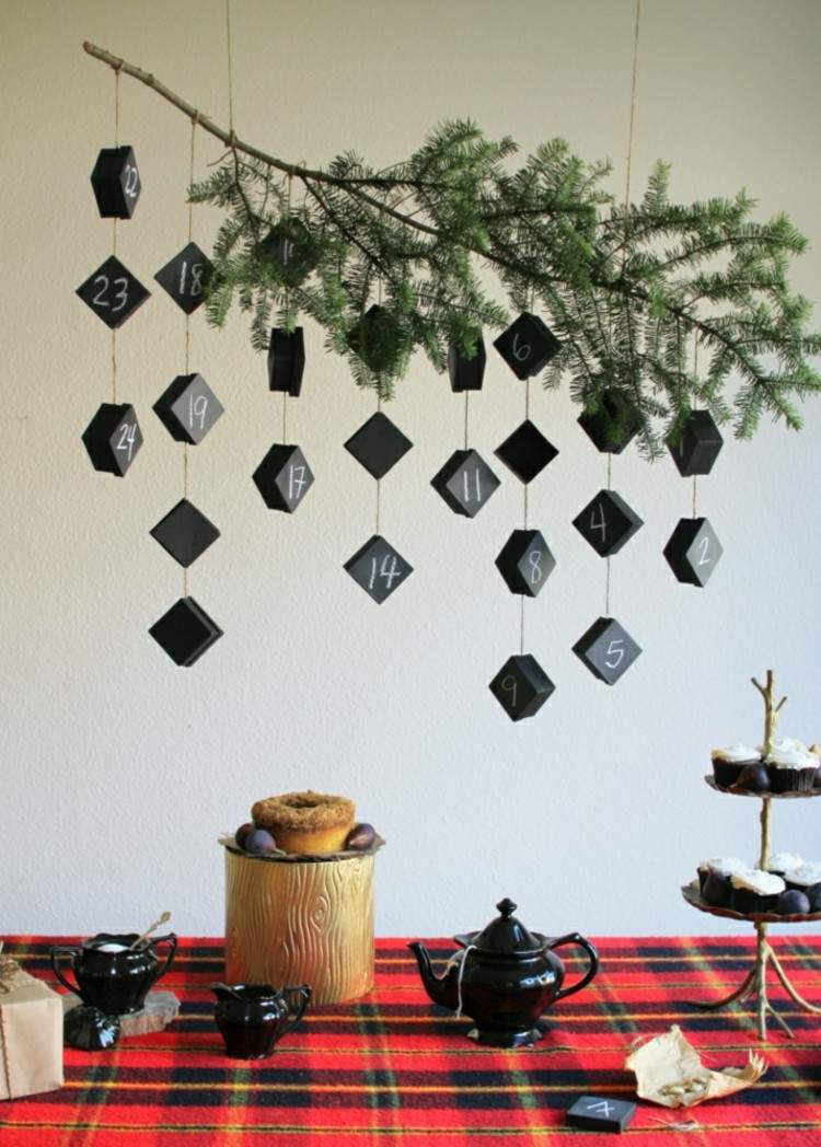 advent-kalender-pyssla-svarta-lådor-papper-gran grenar-rutig-duk
