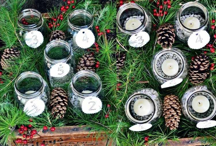 Adventskalender i ett glas med ljus ordnar idéer för vuxna