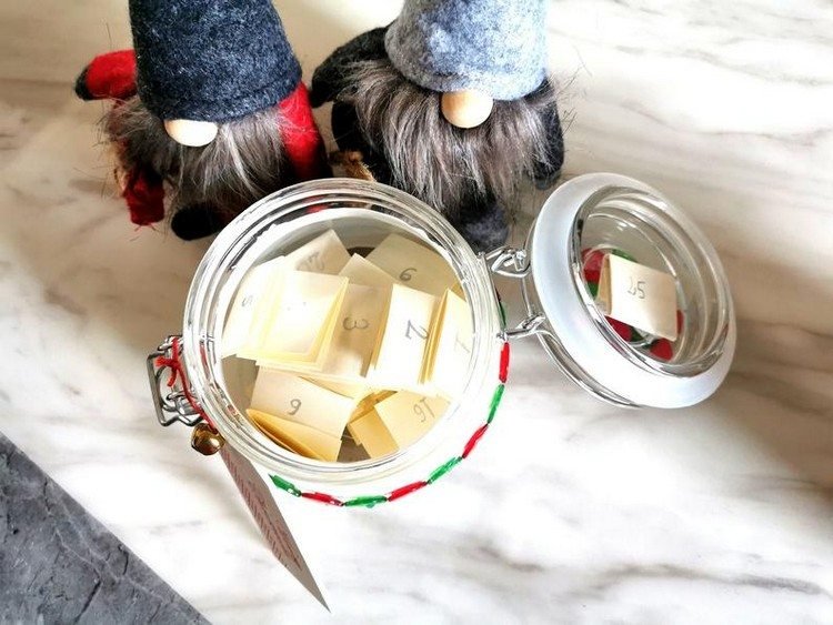 Tinker adventskalendrar i ett Zero Waste -glas utan mat och godis med talesätt och dikter