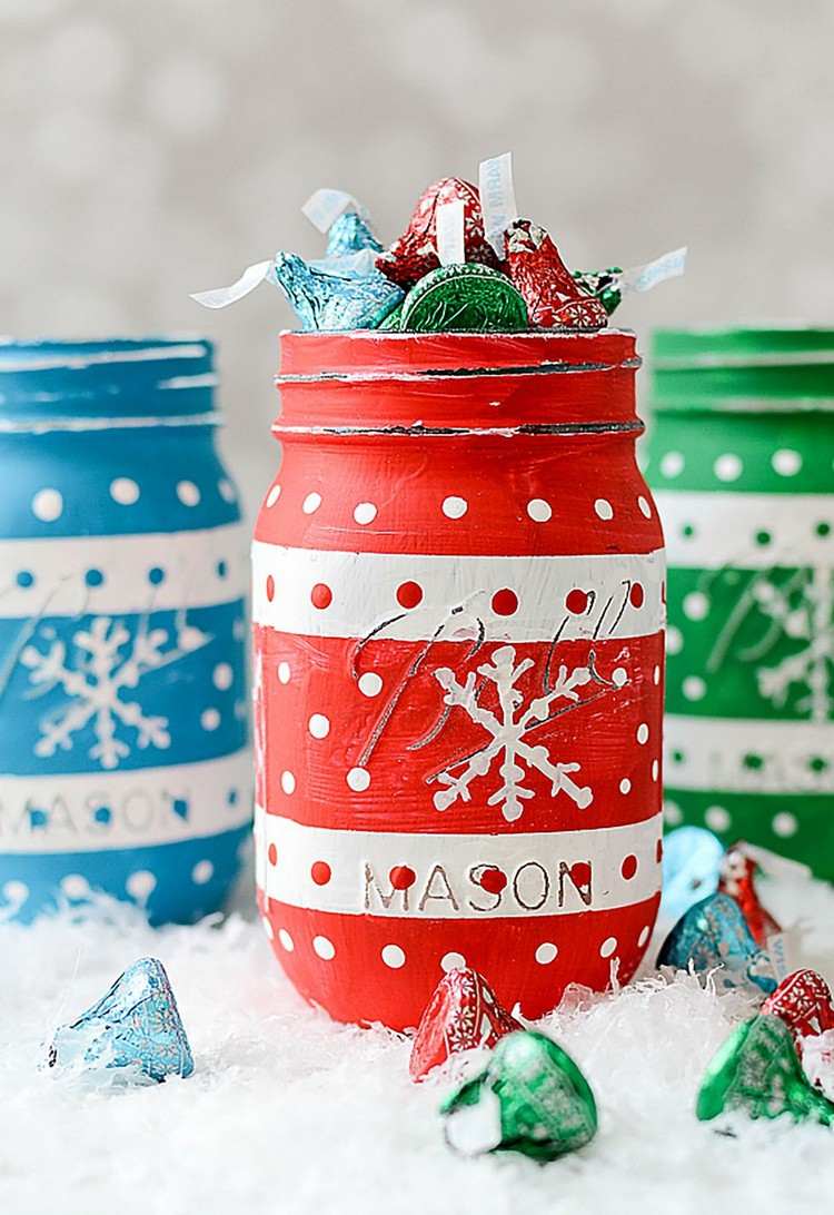Adventskalendrar av syltburkar för barn pysslar med tips om innehållet