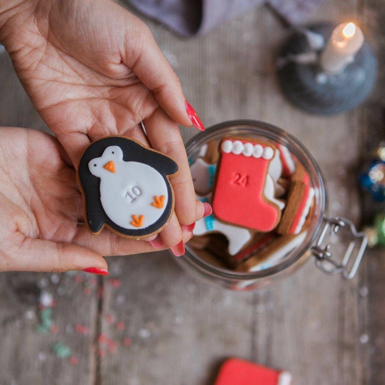 Adventskalender i en glastårta och kakor med siffror