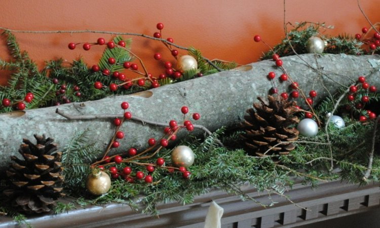 Adventskrans gjord av träbärsgrenar-tallkottar-grenar-julbollar