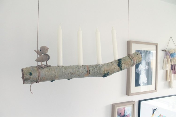 Adventskrans gjord av trägren-hängande-rep-fågel-vit-stick-ljus