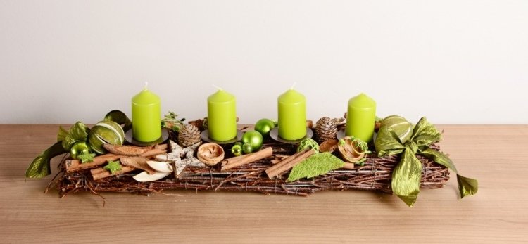 advent-krans-trä-kantig-metall-ram-grön-ljus-kanel-pinnar-dekoration