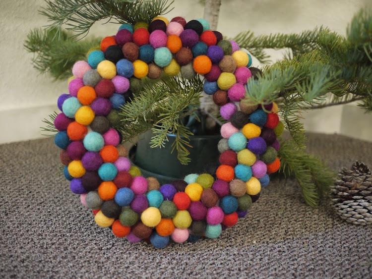 Adventskrans från bollar-gör-själv-filt-bollar-färgglada-mjuk-ull