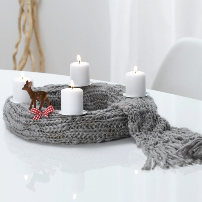 Advent-krans-utan-glitter-enkel-design-stickad halsduk-ring-ram-vit-pelarljus