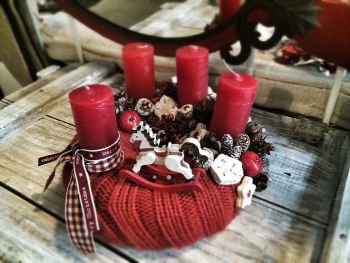 Advent-krans-tinker-olika-röda-vita-kottar-bär-höjdpunkten-i-advent-säsongen
