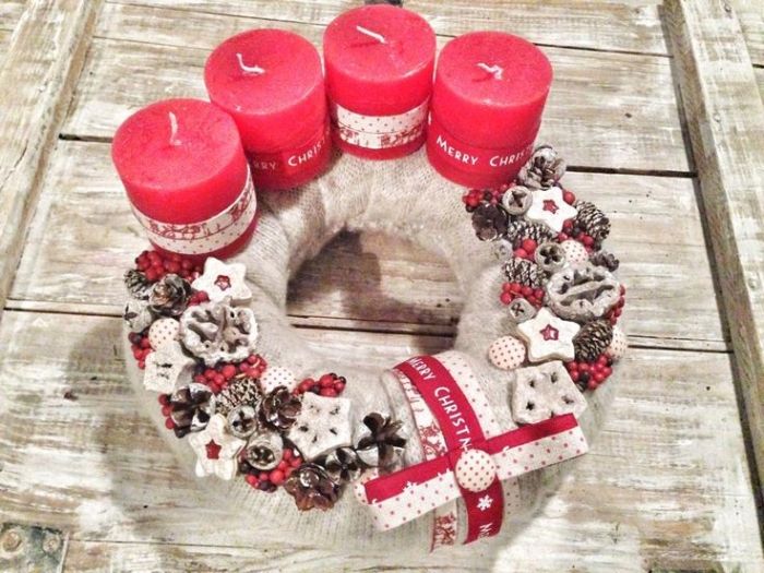 Advent-krans-bindande-idéer-röda-ljus-självgjorda-jul-dekoration-filt-ring