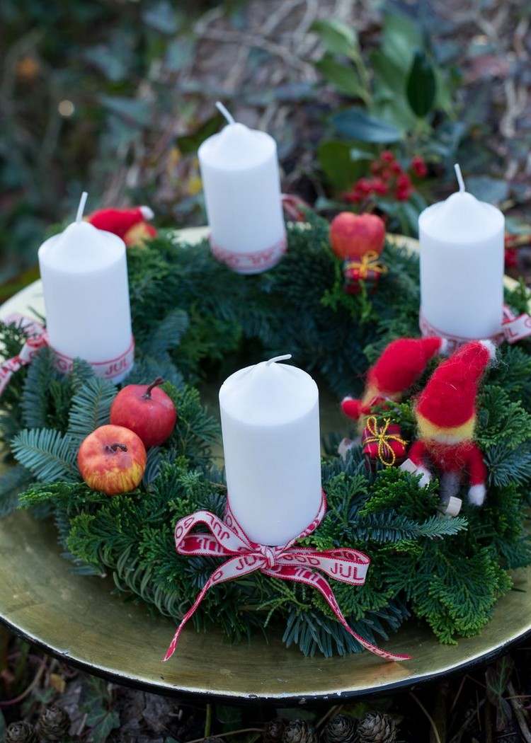 Tinker adventskransar av grangrenar-vitpelare