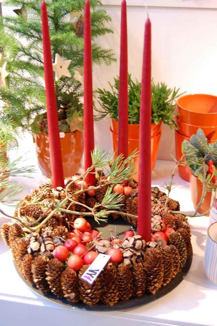 advent-krans-tinker-tall-kottar-naturliga-material-röda-stick-ljus