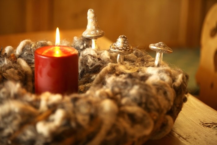 Atmosfärisk-advent-krans-pyssla-dekoration-figurer-svampar-levande ljus