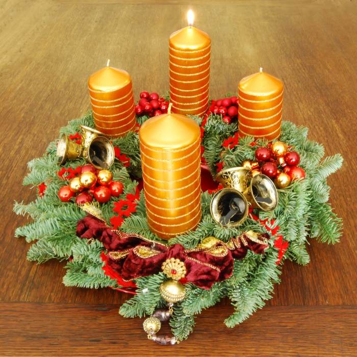 Adventskrans-dekoration-höjdpunkt-stora-bordsdekorationer-jul-idéer-att-göra-det-själv