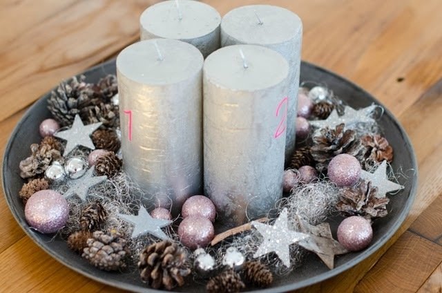 Advent-krans-silver-trend-färg-jul-dekorera-med-tall-kotte-stjärnor