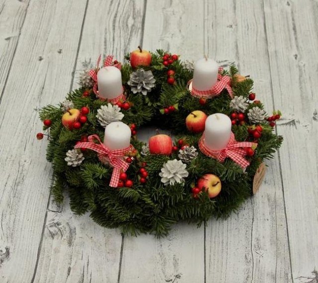 Blickfångare-DIY-Advent-krans-bord-smycken-natur-optik-vita-ljus-band-röd-rutiga