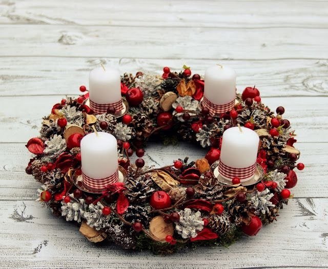 Advent-krans-tinker-med-land-hus-charm-med-pläd-klassisk-vit-röd-tallkottar